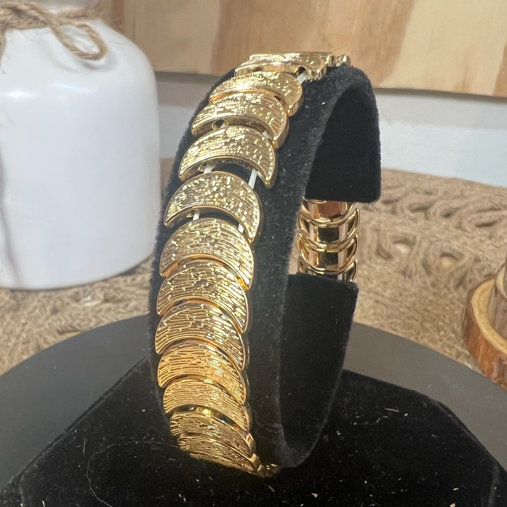 Vintage Pegasus Bracelet Signed Gold Tone Half Moon Link Stretch Mid Century